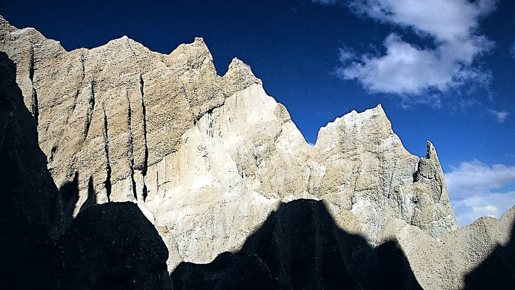 Crête montagneuse où les strates de la roche restent lisibles