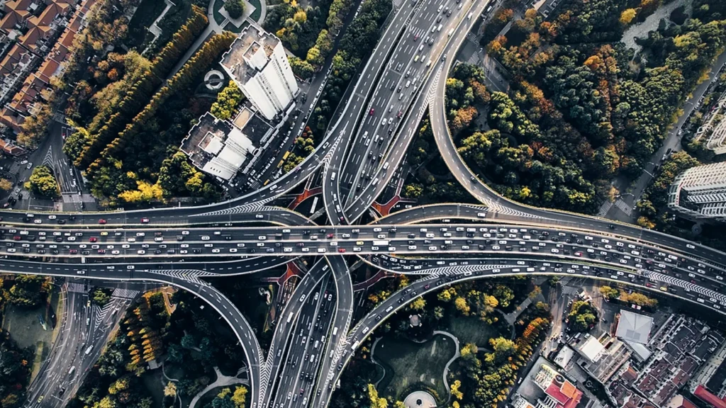 Échangeur autoroutier vu du ciel, voies entrelacées
