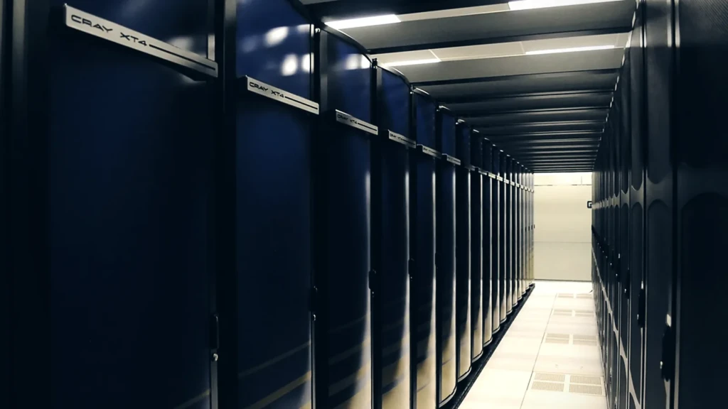 Allée de baies informatiques dans une salle machine