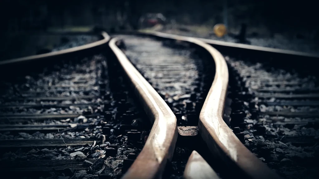 Aiguillage ferroviaire où deux voies se rejoignent