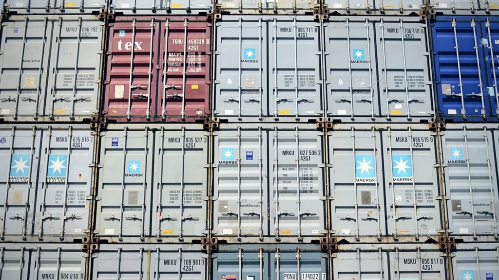 Conteneurs empilés sur un terminal portuaire, vue aérienne